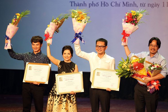Liên hoan kịch để nghệ sĩ có huy chương xét tặng danh hiệu? - Ảnh 1. Liên hoan kịch để nghệ sĩ có huy chương xét tặng danh hiệu? - Ảnh 1.