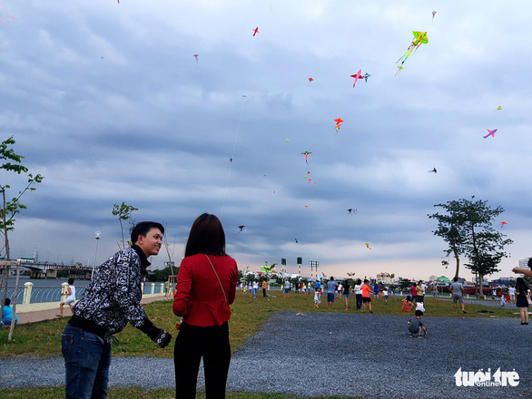 Hàng trăm cánh diều bay lượn bên sông Sài Gòn - Ảnh 5. Hàng trăm cánh diều bay lượn bên sông Sài Gòn - Ảnh 5.