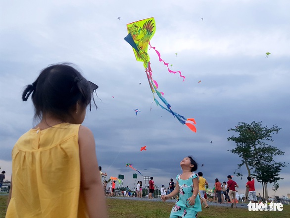 Hàng trăm cánh diều bay lượn bên sông Sài Gòn - Ảnh 7. Hàng trăm cánh diều bay lượn bên sông Sài Gòn - Ảnh 7.
