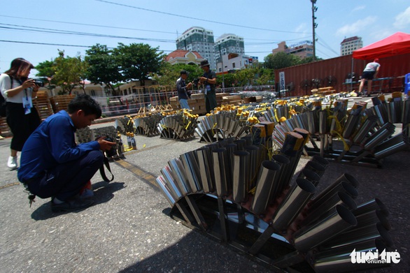 Cận cảnh trận địa pháo hoa trước giờ khai hỏa - Ảnh 1. Cận cảnh trận địa pháo hoa trước giờ khai hỏa - Ảnh 1.