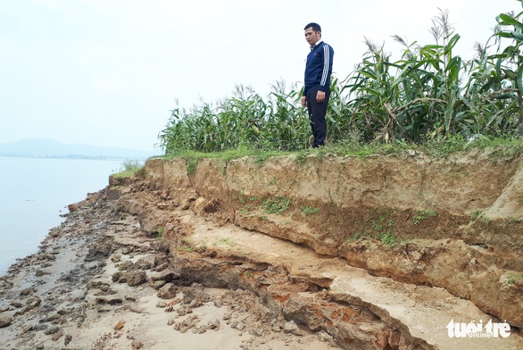 Cát tặc quần thảo sông Lam, đất của dân sạt lở từng ngày - Ảnh 1. Cát tặc quần thảo sông Lam, đất của dân sạt lở từng ngày - Ảnh 1.