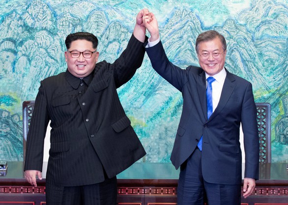 Hình ảnh mới đầy quyến rũ của ông Kim Jong Un - Ảnh 4. Hình ảnh mới đầy quyến rũ của ông Kim Jong Un - Ảnh 4.