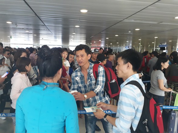Vietnam Airlines đổi lịch bay sớm 5 tiếng dịp Tết, khách hàng kêu trời - Ảnh 1. Vietnam Airlines đổi lịch bay sớm 5 tiếng dịp Tết, khách hàng kêu trời - Ảnh 1.