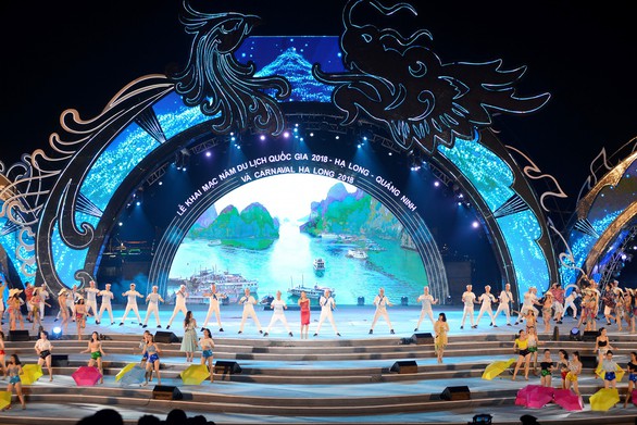 Rực rỡ sắc màu đêm Carnaval Hạ Long - Ảnh 1. Rực rỡ sắc màu đêm Carnaval Hạ Long - Ảnh 1.