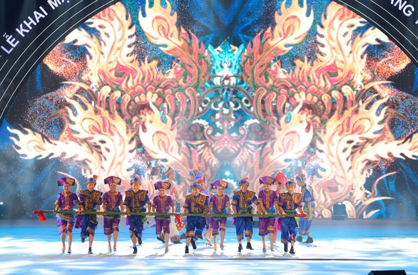 Rực rỡ sắc màu đêm Carnaval Hạ Long - Ảnh 3. Rực rỡ sắc màu đêm Carnaval Hạ Long - Ảnh 3.