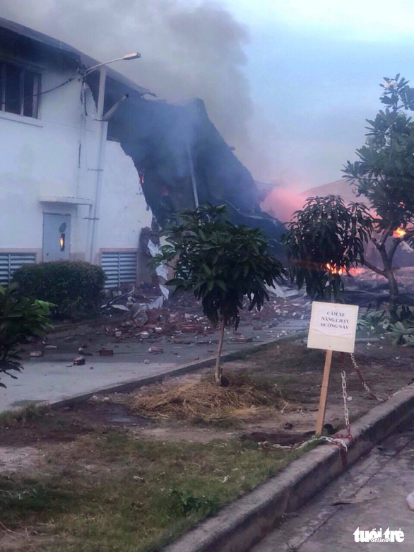 Cháy lớn tại nhà máy dệt sợi ở Khu công nghiệp Long Giang - Ảnh 4. Cháy lớn tại nhà máy dệt sợi ở Khu công nghiệp Long Giang - Ảnh 4.