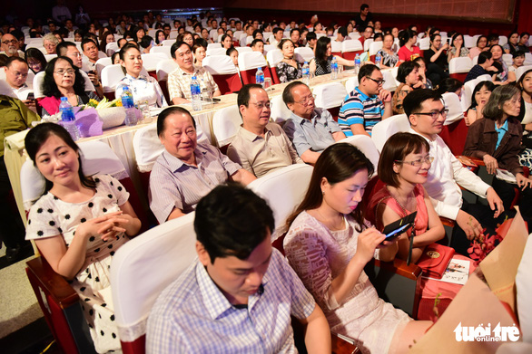 Trăm năm cải lương xúc động đêm diễn tôn vinh thầy Ba Đợi - Ảnh 3. Trăm năm cải lương xúc động đêm diễn tôn vinh thầy Ba Đợi - Ảnh 3.