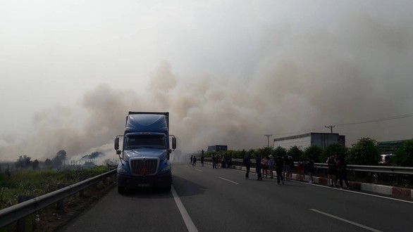 Khói mù mịt, nhiều xe tông nhau trên cao tốc TP.HCM - Long Thành - Ảnh 7. Khói mù mịt, nhiều xe tông nhau trên cao tốc TP.HCM - Long Thành - Ảnh 7.