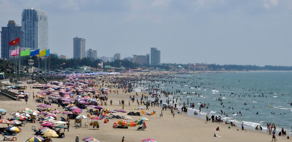 Nghỉ lễ 30-4: Vũng Tàu nghẹt thở, Hội An quá tải - Ảnh 7. Nghỉ lễ 30-4: Vũng Tàu nghẹt thở, Hội An quá tải - Ảnh 7.