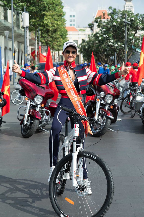 HHen Niê đạp xe đón đoàn đua cúp truyền hình ngày 30-4 - Ảnh 2. HHen Niê đạp xe đón đoàn đua cúp truyền hình ngày 30-4 - Ảnh 2.