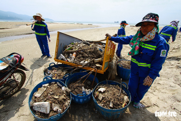 Bãi biển Đà Nẵng ngập rác sau mưa lớn - Ảnh 1.
