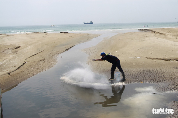 Bãi biển Đà Nẵng ngập rác sau mưa lớn - Ảnh 6.