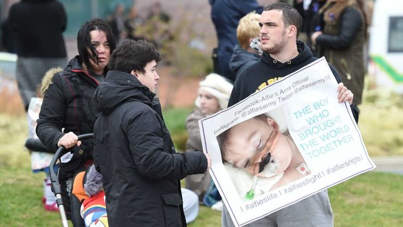 Facebook sửa thuật toán, tạo ra đội quân nửa triệu người cứu bé Alfie Evans - Ảnh 3. Facebook sửa thuật toán, tạo ra đội quân nửa triệu người cứu bé Alfie Evans - Ảnh 3.