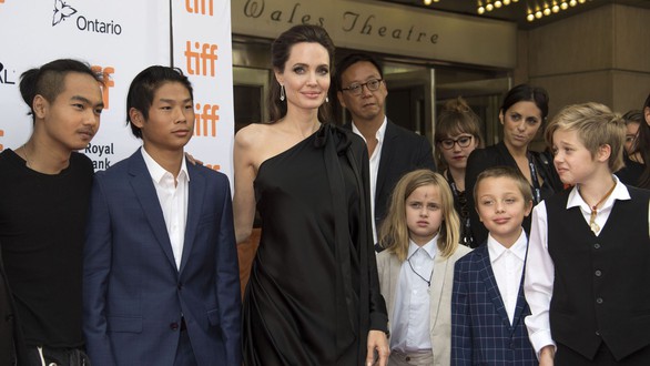 Brad Pitt và Angelina Jolie đồng ý ‘dứt điểm’ chuyện ly hôn - Ảnh 2. Brad Pitt và Angelina Jolie đồng ý ‘dứt điểm’ chuyện ly hôn - Ảnh 2.