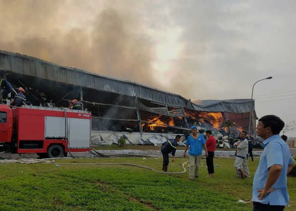 Cháy lớn tại kho sợi trong khu công nghiệp ở Móng Cái - Ảnh 4. Cháy lớn tại kho sợi trong khu công nghiệp ở Móng Cái - Ảnh 4.