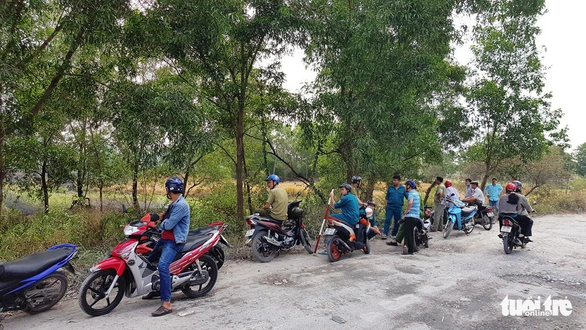 Cả trăm người bao vây, đốt bãi lau sậy tìm nghi can cướp xe máy - Ảnh 3. Cả trăm người bao vây, đốt bãi lau sậy tìm nghi can cướp xe máy - Ảnh 3.