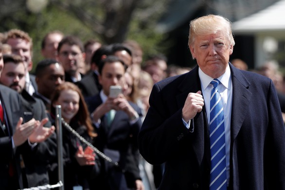 Trung Quốc giễu ông Trump leo cây bắt cá khi muốn trừng phạt Bắc Kinh - Ảnh 1. Trung Quốc giễu ông Trump leo cây bắt cá khi muốn trừng phạt Bắc Kinh - Ảnh 1.