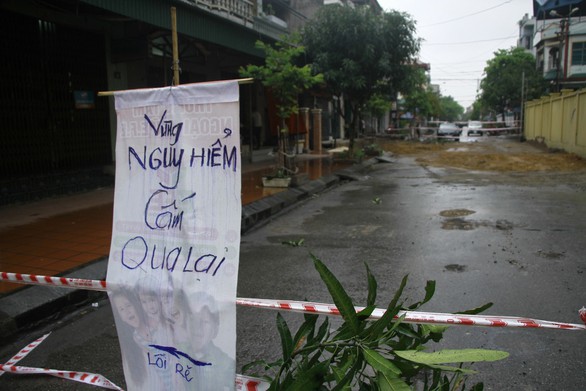 Dân lo sợ sống cạnh hai hố tử thần rộng cả trăm mét vuông - Ảnh 4. Dân lo sợ sống cạnh hai hố tử thần rộng cả trăm mét vuông - Ảnh 4.
