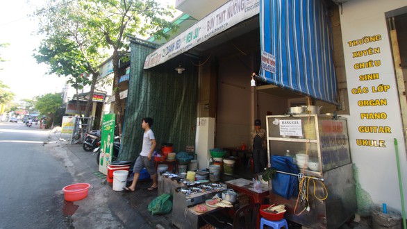 Cháu đánh người ở quán bánh xèo, chú cho xe công an hộ tống về nhà - Ảnh 2. Cháu đánh người ở quán bánh xèo, chú cho xe công an hộ tống về nhà - Ảnh 2.