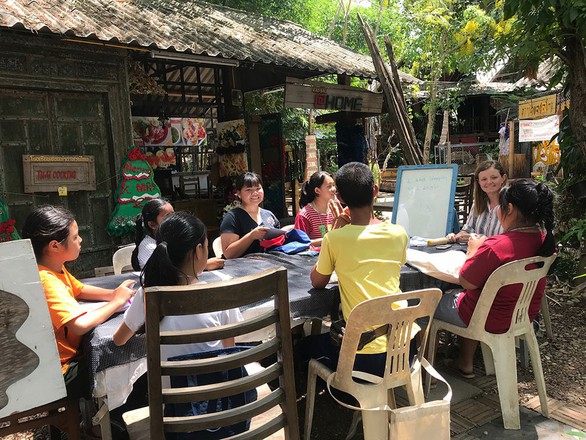 Dạy tiếng Anh ở làng Kad Sala - Ảnh 1. Dạy tiếng Anh ở làng Kad Sala - Ảnh 1.