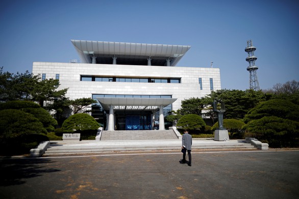 Đài CNN: ông Trump sẽ gặp Kim Jong Un ở Bàn Môn Điếm, bên phần đất Triều Tiên - Ảnh 3. Đài CNN: ông Trump sẽ gặp Kim Jong Un ở Bàn Môn Điếm, bên phần đất Triều Tiên - Ảnh 3.