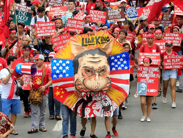 Dân Philippines xuống đường đòi tổng thống Duterte giữ lời hứa - Ảnh 3. Dân Philippines xuống đường đòi tổng thống Duterte giữ lời hứa - Ảnh 3.