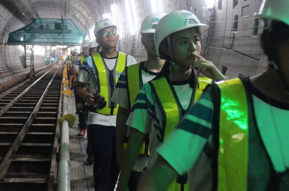 Thầy trò cùng học ở công trường metro - Ảnh 1. Thầy trò cùng học ở công trường metro - Ảnh 1.