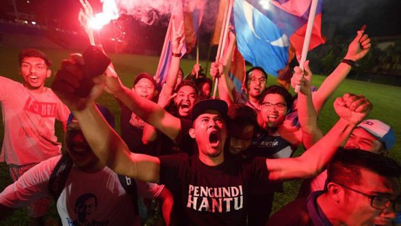 Bầu cử Malaysia: Ông Mahathir Mohamad ‘trở lại và lợi hại hơn xưa’ - Ảnh 2. Bầu cử Malaysia: Ông Mahathir Mohamad ‘trở lại và lợi hại hơn xưa’ - Ảnh 2.
