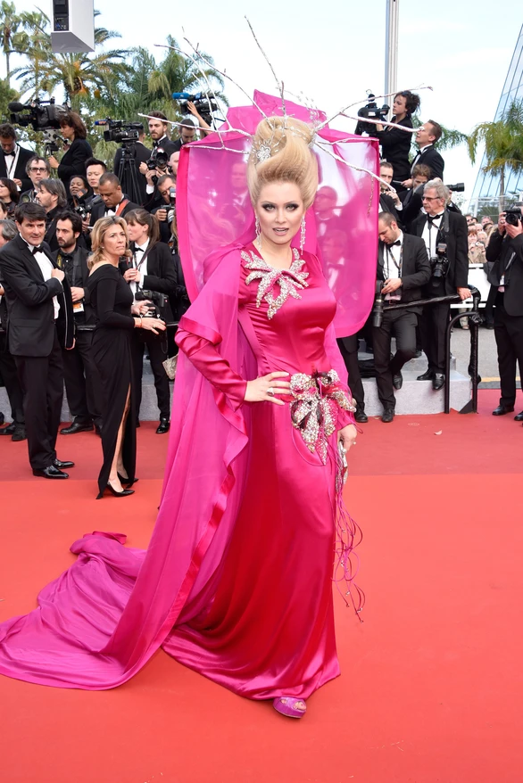 Dàn người đẹp vô danh và phản cảm trên thảm đỏ Cannes - Ảnh 2. Dàn người đẹp vô danh và phản cảm trên thảm đỏ Cannes - Ảnh 2.