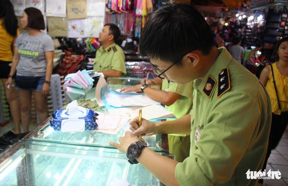 Phát hiện lượng lớn đồng hồ, mắt kính... giả tại chợ Bến Thành - Ảnh 2. Phát hiện lượng lớn đồng hồ, mắt kính... giả tại chợ Bến Thành - Ảnh 2.