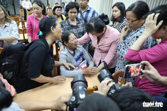 Dân Thủ Thiêm rơi nước mắt kiến nghị với đại biểu Quốc hội - Ảnh 6. Dân Thủ Thiêm rơi nước mắt kiến nghị với đại biểu Quốc hội - Ảnh 6.
