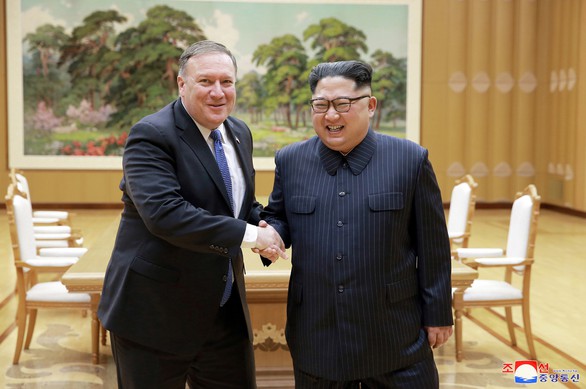 Ông Trump sẽ đích thân đón 3 tù nhân Mỹ được Triều Tiên thả - Ảnh 1. Ông Trump sẽ đích thân đón 3 tù nhân Mỹ được Triều Tiên thả - Ảnh 1.