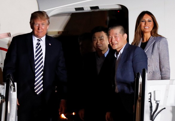 Vợ chồng ông Trump ra đón tù nhân Mỹ từ Triều Tiên trở về - Ảnh 1. Vợ chồng ông Trump ra đón tù nhân Mỹ từ Triều Tiên trở về - Ảnh 1.