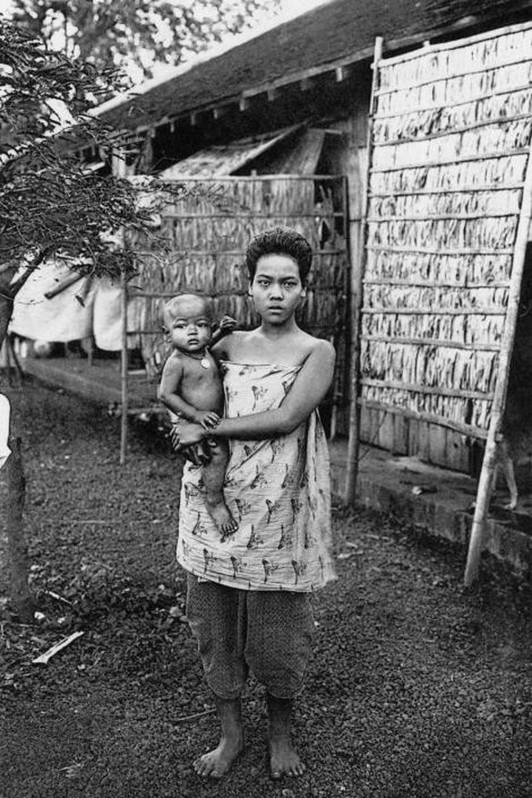 Ngày của mẹ: 100 năm hình ảnh người mẹ qua bộ ảnh xưa - Ảnh 18. Ngày của mẹ: 100 năm hình ảnh người mẹ qua bộ ảnh xưa - Ảnh 18.