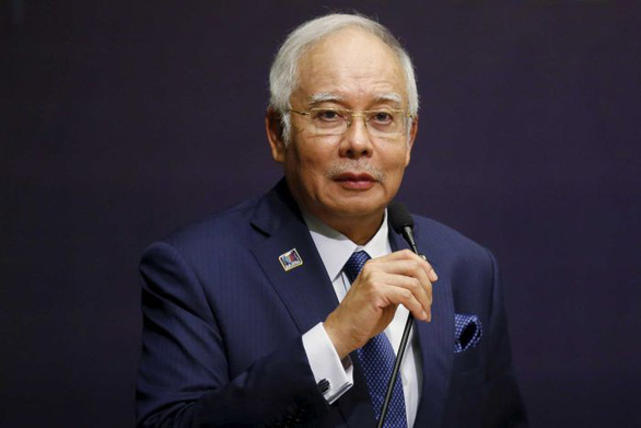 Vừa mất ghế, cựu thủ tướng Malaysia đối mặt điều tra thụt két - Ảnh 1.