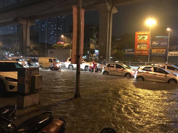 Đường phố Hà Nội ngập nặng sau trận mưa lớn nhất từ đầu năm - Ảnh 5. Đường phố Hà Nội ngập nặng sau trận mưa lớn nhất từ đầu năm - Ảnh 5.