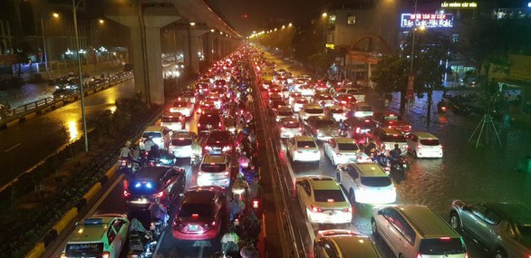 Đường phố Hà Nội ngập nặng sau trận mưa lớn nhất từ đầu năm - Ảnh 16. Đường phố Hà Nội ngập nặng sau trận mưa lớn nhất từ đầu năm - Ảnh 16.