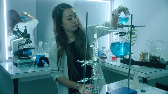 Nhà khoa học lấy mùi cơ thể chồng chiết xuất thành nước hoa - Ảnh 1. Nhà khoa học lấy mùi cơ thể chồng chiết xuất thành nước hoa - Ảnh 1.