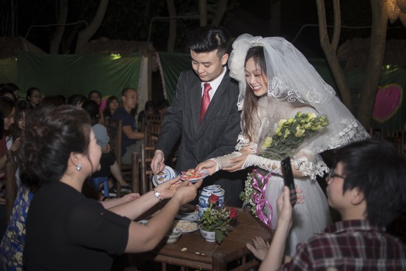 Bạn trẻ trải nghiệm chuyện cưới xưa - Ảnh 1. Bạn trẻ trải nghiệm chuyện cưới xưa - Ảnh 1.