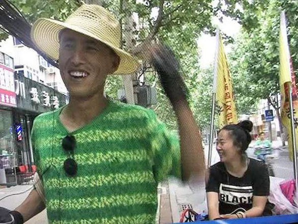 Kéo xích lô chở bạn gái qua 2.000 km để ngắm biển - Ảnh 1. Kéo xích lô chở bạn gái qua 2.000 km để ngắm biển - Ảnh 1.