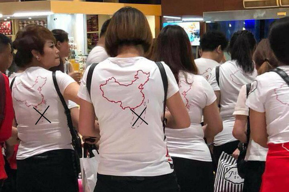 Nhóm du khách Trung Quốc mặc áo hình lưỡi bò nhập cảnh Cam Ranh - Ảnh 2.
