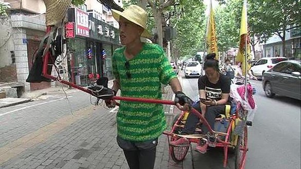 Kéo xích lô chở bạn gái qua 2.000 km để ngắm biển - Ảnh 2. Kéo xích lô chở bạn gái qua 2.000 km để ngắm biển - Ảnh 2.