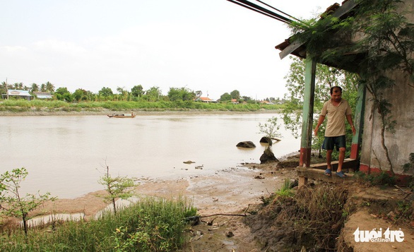 Sống thấp thỏm trên vùng kênh Chợ Gạo sạt lở - Ảnh 1. Sống thấp thỏm trên vùng kênh Chợ Gạo sạt lở - Ảnh 1.