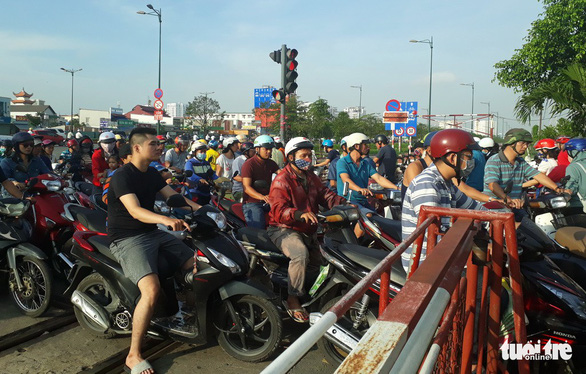 Đặt đèn tín hiệu sai chỗ, đùa với tính mạng người đi đường - Ảnh 1. Đặt đèn tín hiệu sai chỗ, đùa với tính mạng người đi đường - Ảnh 1.