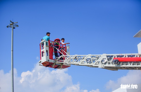 Diễn tập đưa lồng bệnh nhi thoát khỏi đám cháy bệnh viện - Ảnh 7. Diễn tập đưa lồng bệnh nhi thoát khỏi đám cháy bệnh viện - Ảnh 7.