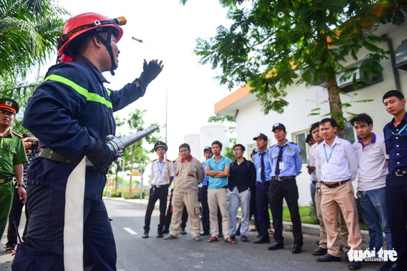 Diễn tập đưa lồng bệnh nhi thoát khỏi đám cháy bệnh viện - Ảnh 2. Diễn tập đưa lồng bệnh nhi thoát khỏi đám cháy bệnh viện - Ảnh 2.