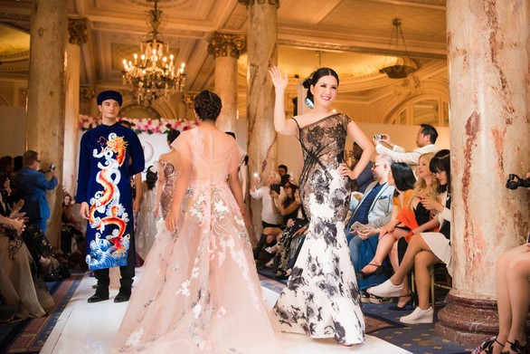 Nhã Phương, Mỹ Linh, Vũ Ngọc Anh trình diễn váy dạ hội ở Cannes - Ảnh 5. Nhã Phương, Mỹ Linh, Vũ Ngọc Anh trình diễn váy dạ hội ở Cannes - Ảnh 5.