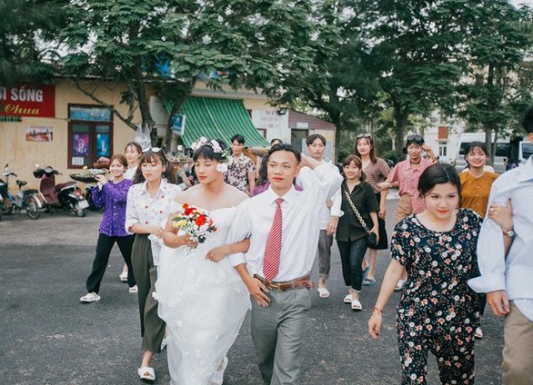 Ảnh kỷ yếu phong cách ‘đám cưới miền quê’ của teen Hải Phòng - Ảnh 6. Ảnh kỷ yếu phong cách ‘đám cưới miền quê’ của teen Hải Phòng - Ảnh 6.