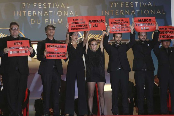 Thảm đỏ Cannes: Sân chơi của nhiều trò lố lẫn thông điệp thời sự - Ảnh 2. Thảm đỏ Cannes: Sân chơi của nhiều trò lố lẫn thông điệp thời sự - Ảnh 2.
