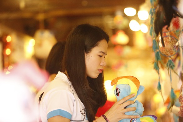 Chân dài bóng chuyền khám phá Hội An - Ảnh 2. Chân dài bóng chuyền khám phá Hội An - Ảnh 2.